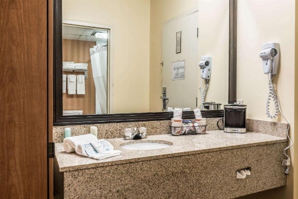 Bangor Suites Airport Hotel image 28